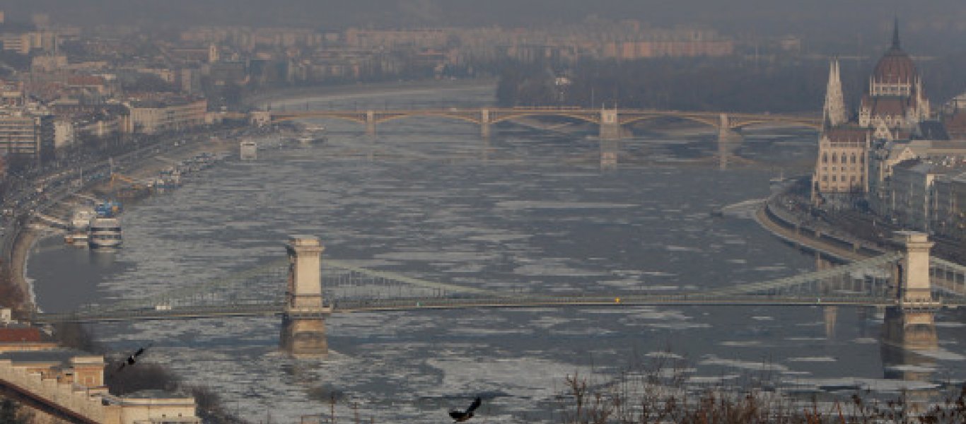 «Κοκκάλωσε» κι ο Δούναβης (βίντεο)